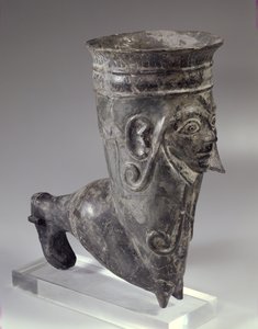 Vase en bucchero en forme de jambe avec visage sculpté, période étrusque, 2e moitié du 6e siècle av. J.-C.